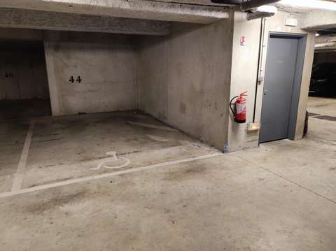 Lieusaint: Grande place de parking en sous sol