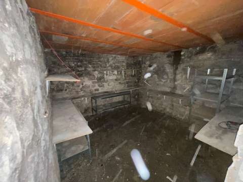 CAVE SAINE SECURISEE - PORTE BLINDEE - 20m2