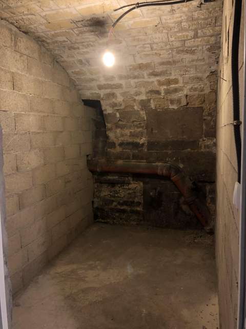 cave 7m2 avec 2 digicodes et porte d'accès