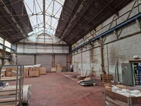 Entrepôt de stockage, plusieurs pièces à louer pour