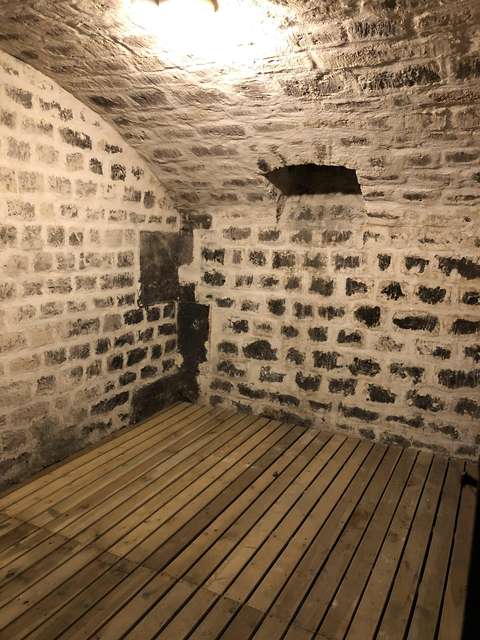Cave saine avec moellons.