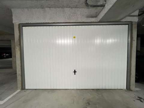 TRES GRAND BOX de 18 m2 environ à