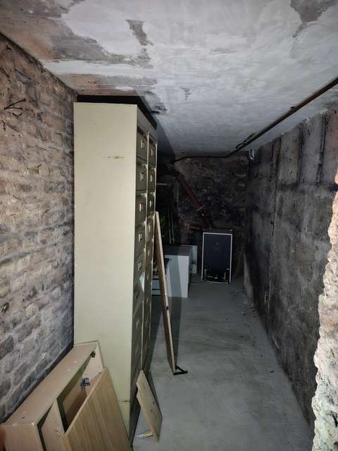 Cave en très bon état proche metro 1