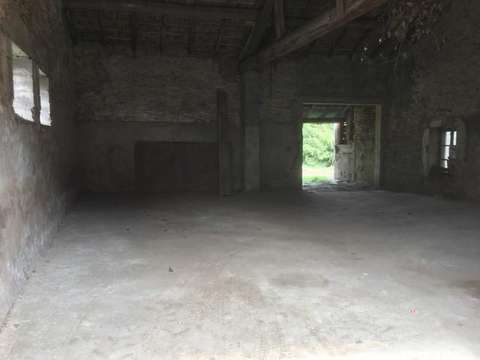 Hangar grange fermé pour stockage