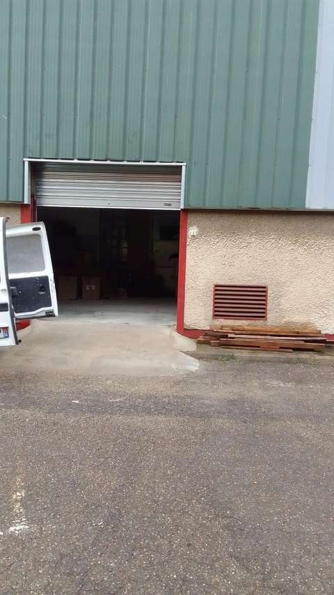 Avec porte de 3 metres , volet electrique