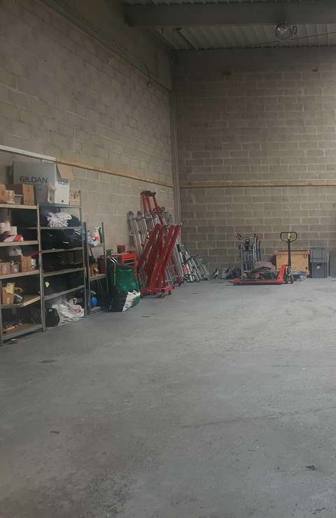 Espace de Stockage Sécurisé de 215m² en Plein