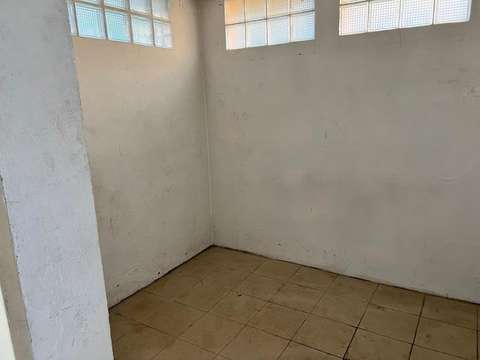 Espace sécurisée par porte blindée. Sol carrelé. La