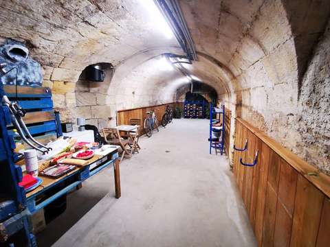 Cave de stockage sécurisé avec à l'eau et