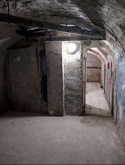 Grande cave 14m² situé à Paris 17e, métro