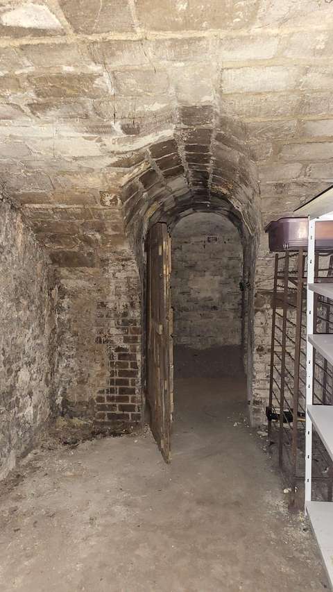 Cave à Bastille