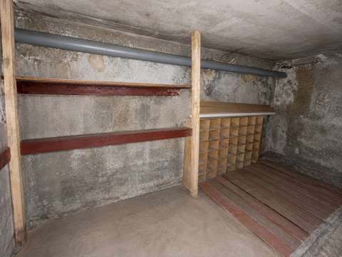 Cave au demi sous sol Saint Louis Jean