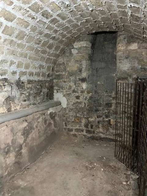 Trés Belle Cave Voutée 10m² Paris 7ème -