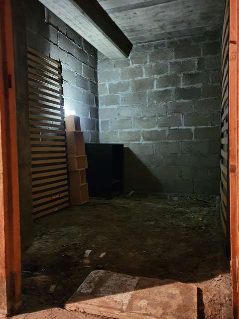 Cave vide, sécurisée et sèche - 1 mn