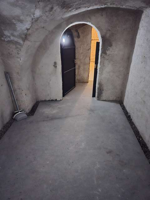 cave (sol dur et sans humidité)