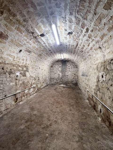 Cave voûtée électrifiée – 21 m² – Place