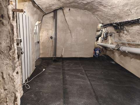 cave 15m2 pres de metro temple