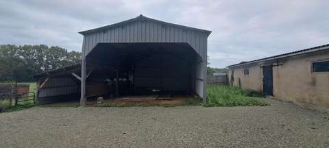 Emplacement de 10mx2,75m de stationnement sous hangar ouvert
