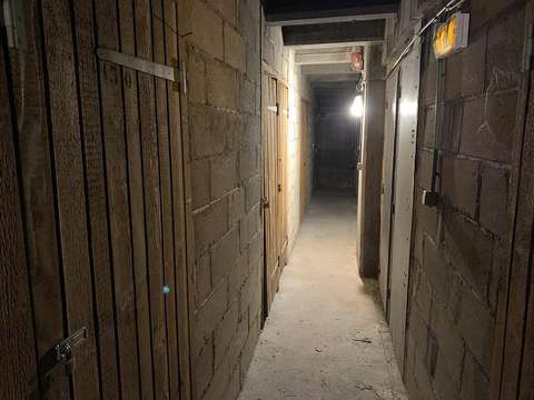 Cave saine dans un immeuble récent - Paris