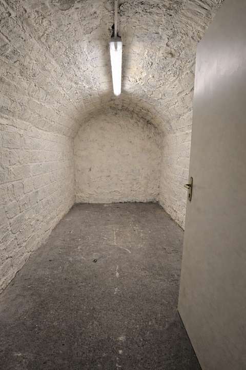 Cave saine, éclairée, sécurisée de 7 m² -