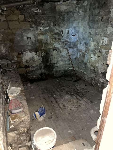 Cave Paris 9eme 10m2 saine