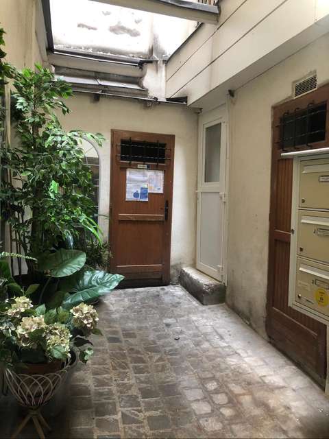 Réserve 14m Paris dans une cour sécurisée avec