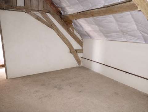 Grenier comble isolé stockage meubles objets