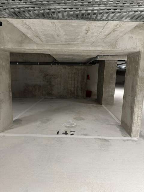 Grande place de parking sécurisée