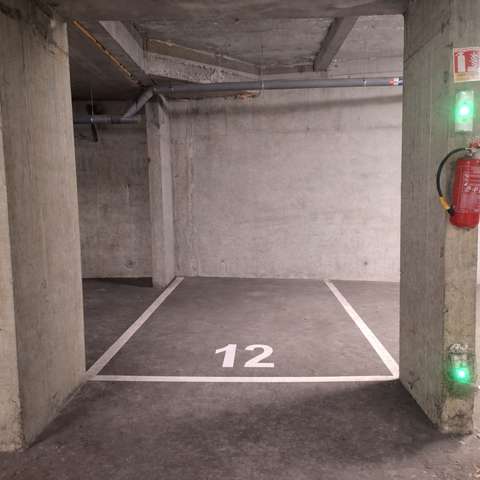 INTRA - Place de parking à louer à