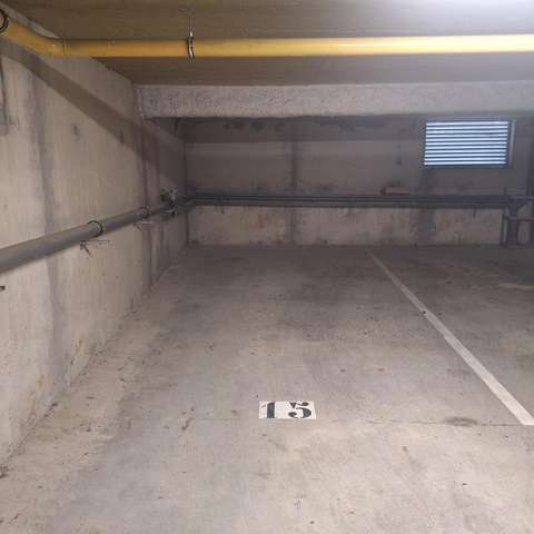INTRA - Place de parking à louer à