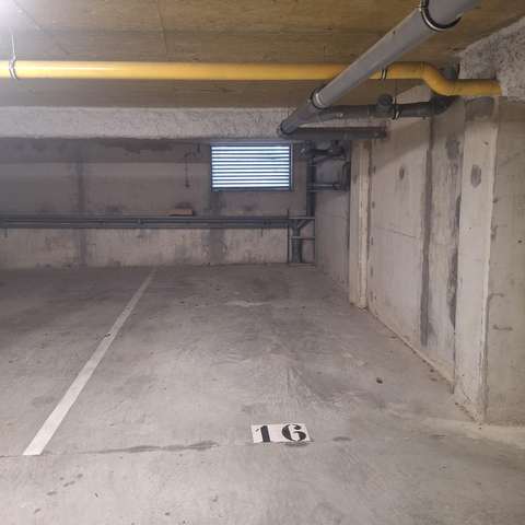 INTRA - Place de parking à louer à