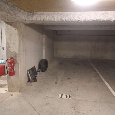 INTRA - Place de parking à louer à
