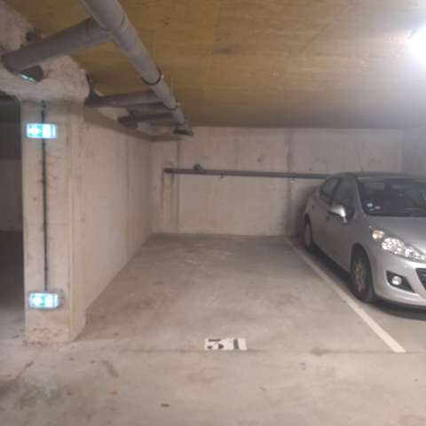 INTRA - Place de parking à louer à