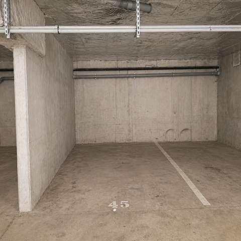 INTRA - Place de parking à louer à