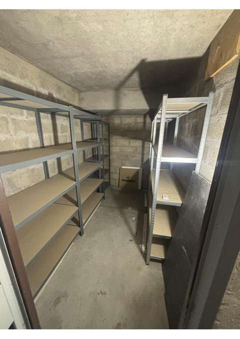 Cave entièrement aménagée, très saine dans immeuble années