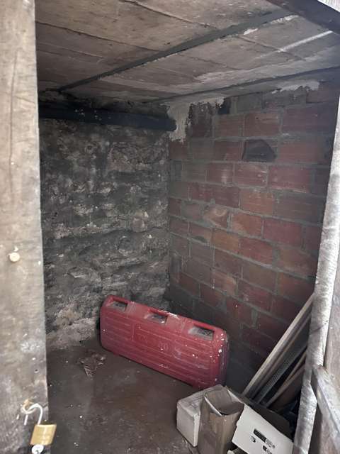 Cave sécurisée de 3,6m2. Saine et ventilée