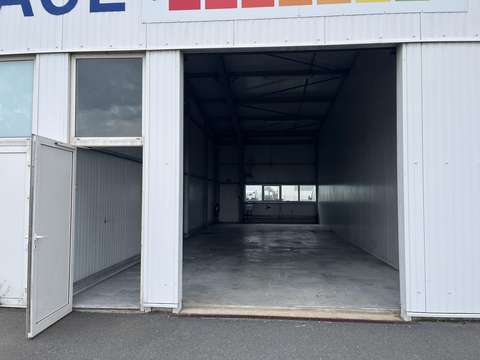 Atelier avec grande visibilité de la route