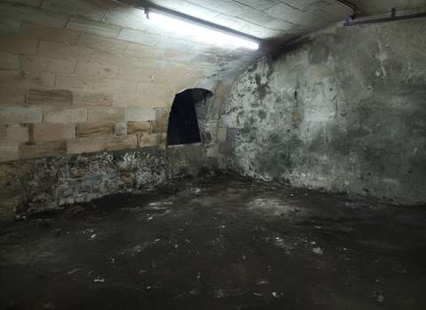 Cave en pierre voutée de 63m² : Hypercentre