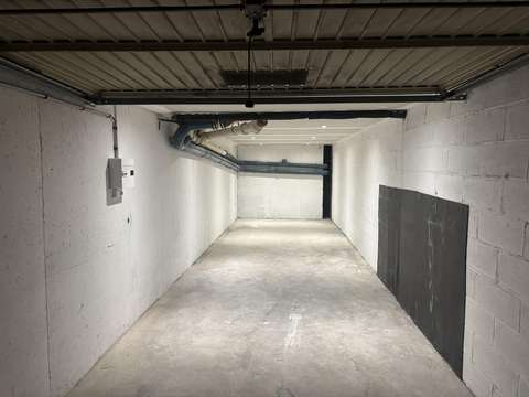 Grand box (27m2) de stationnement / stockage ou
