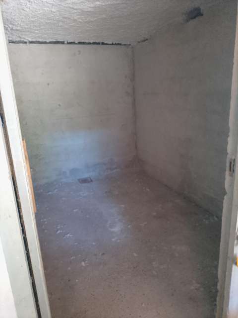 Cave 5 m² (12 m3), bon état, lumière,