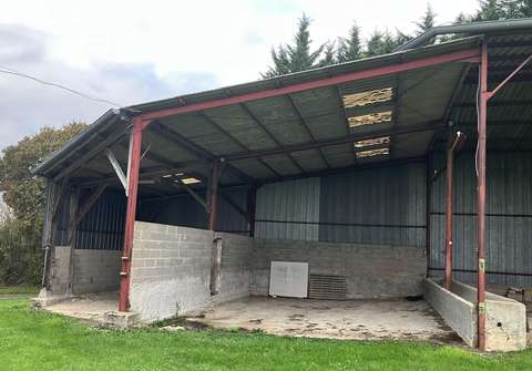 Grand hangar couvert de près de 300 m²