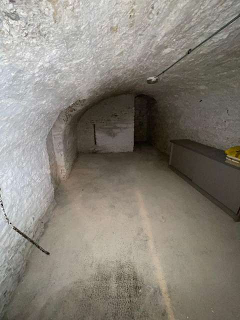 Grande cave 20m2 - Dalle béton - Centre