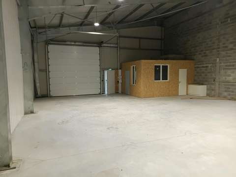 Local professionnel neuf 184m² — Hauteur 6,92m —