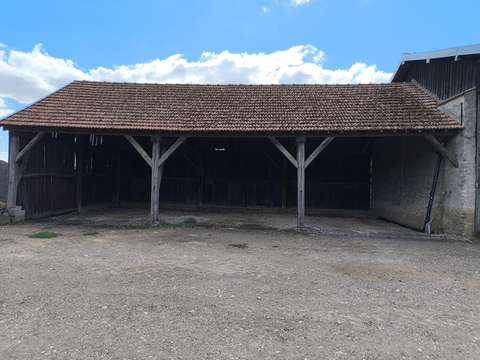 CARAVANE / CAMPING CAR SOUS HANGAR