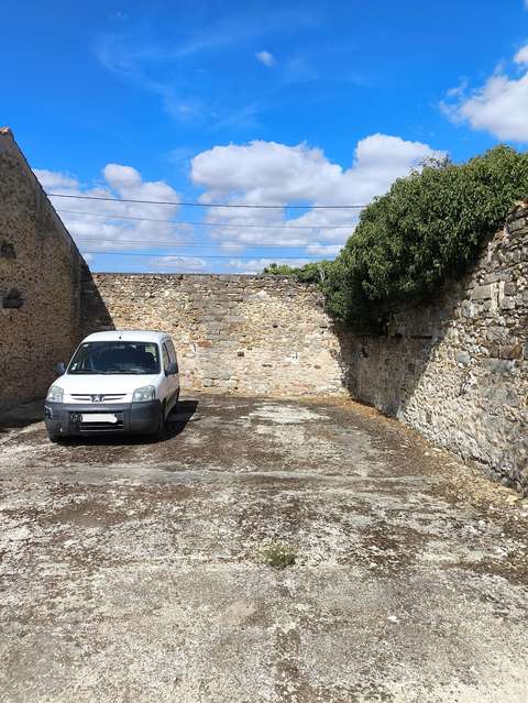 Place de parking non couverte - dans cour