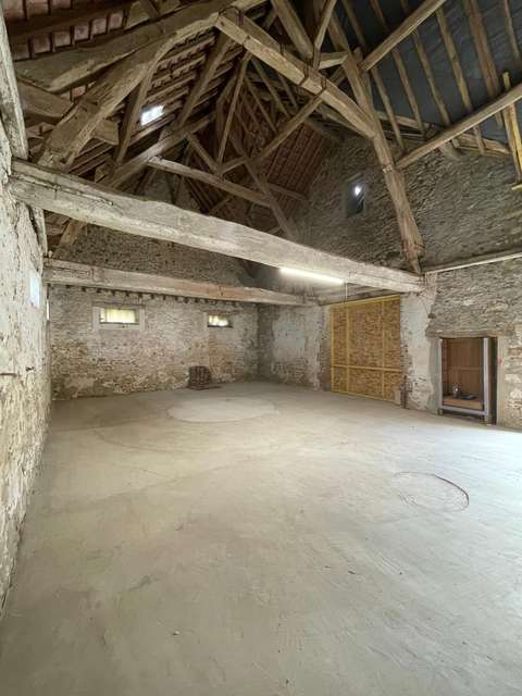 Grand local de stockage 90 m² – accès