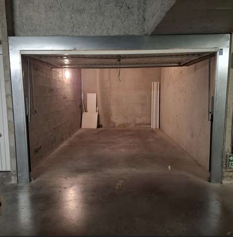 GRAND GARAGE FERMÉ 22M2 SÉCURISÉ