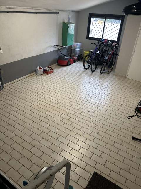 Garage 50 m2 disponible