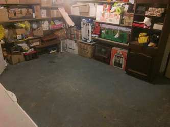 Espace de rangement sous-sol dans maison