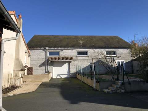 Grand espace de stockage, clôturé et sécurisé à