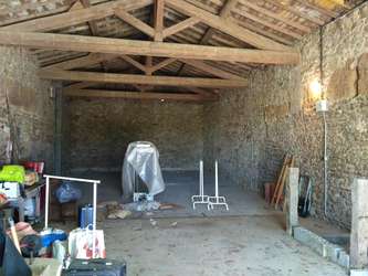 Hangar 120m2 à Condrieu, espace dédié avec grand portail roulant métallique